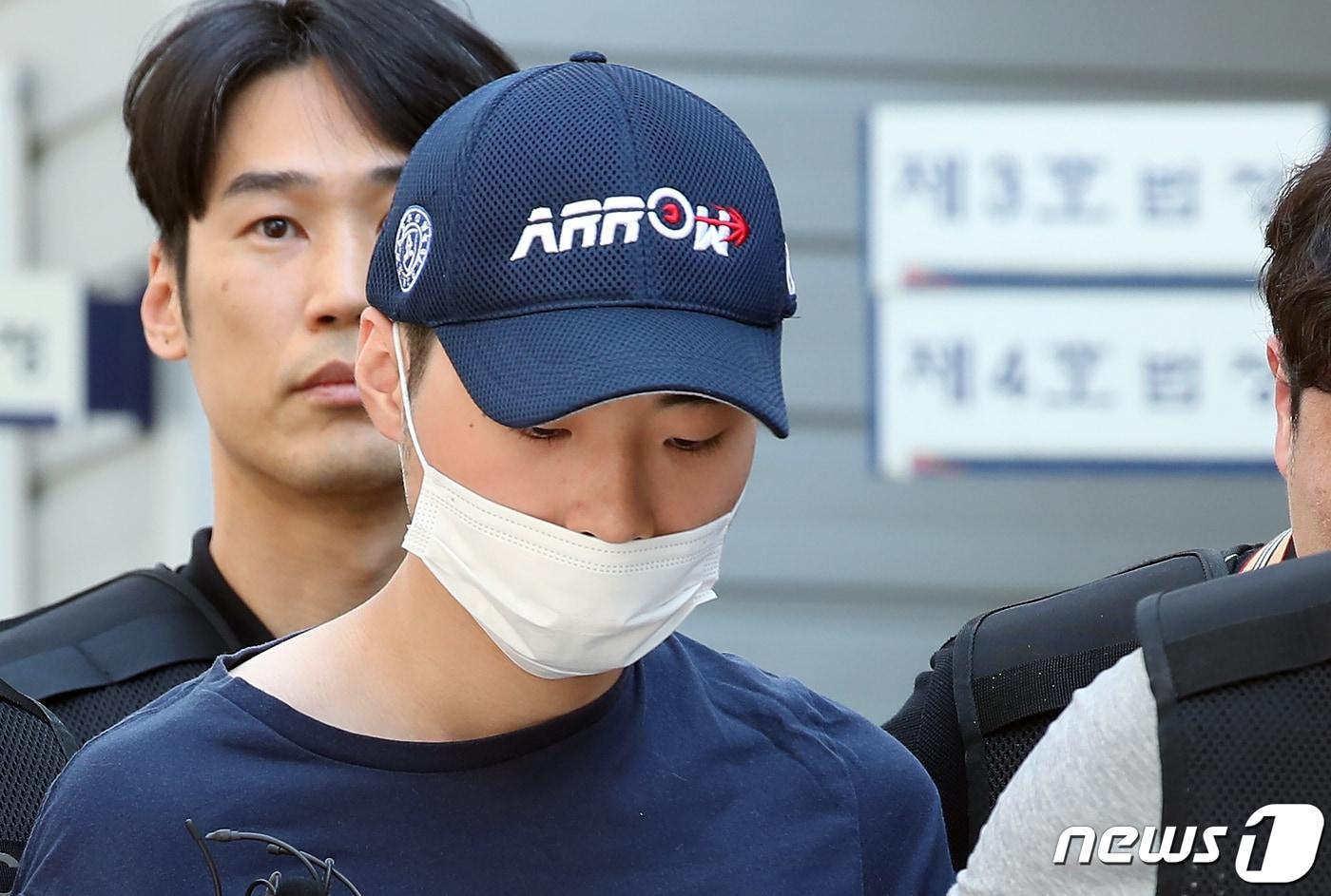 '서현역 묻지마 흉기난동' 사건의 피의자 최원종이 5일 오전 경기도 성남시 수정구 단대동 수원지법 성남지원에서 구속 전 피의자심문(영장실질심사)을 받기 위해 법정으로 향하고 있다. (사진은 기사 내용과 무관함) 2023.8.5/뉴스1 ⓒ News1 박정호 기자