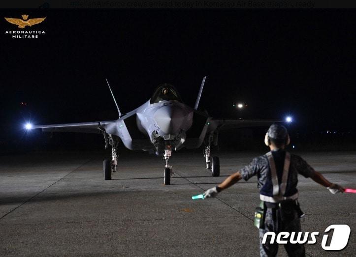 본문 이미지 - 4일 일본 이사카와현 고마쓰(小松) 기지에 이탈리아 공군 F-35A 전투기가 착륙하고 있다. (트위터 'ItalianAirForce' 갈무리) 2023.8.4.