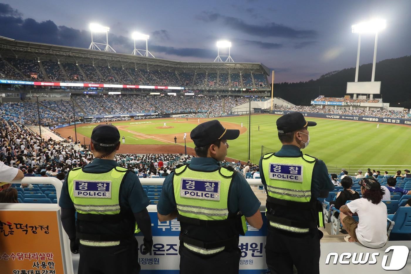 본문 이미지 - 지난 5일 오후 프로야구 LG 트윈스와 삼성 라이온즈의 경기가 열리는 대구 수성구 삼성라이온즈파크에서 불특정 다수를 상대로 살인을 예고하는 글이 한국야구위원회(KBO) 모바일 애플리케이션에 올라와 현장에 출동한 경찰이 경기장에서 상황을 주시하고 있다. 2023.8.5/뉴스1 ⓒ News1 공정식 기자