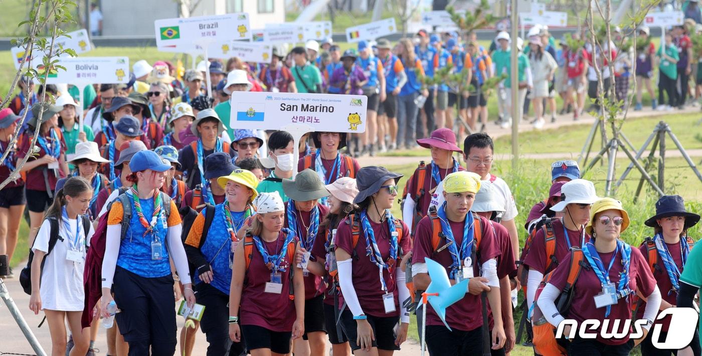 본문 이미지 - 6일 전북 부안군 새만금 환경생태단지에서 열린 세계스카우트잼버리 기념숲 식재행사에 참가한 스카우트 대원들이 이동하고 있다. 2023.8.6/뉴스1 ⓒ News1 유경석 기자