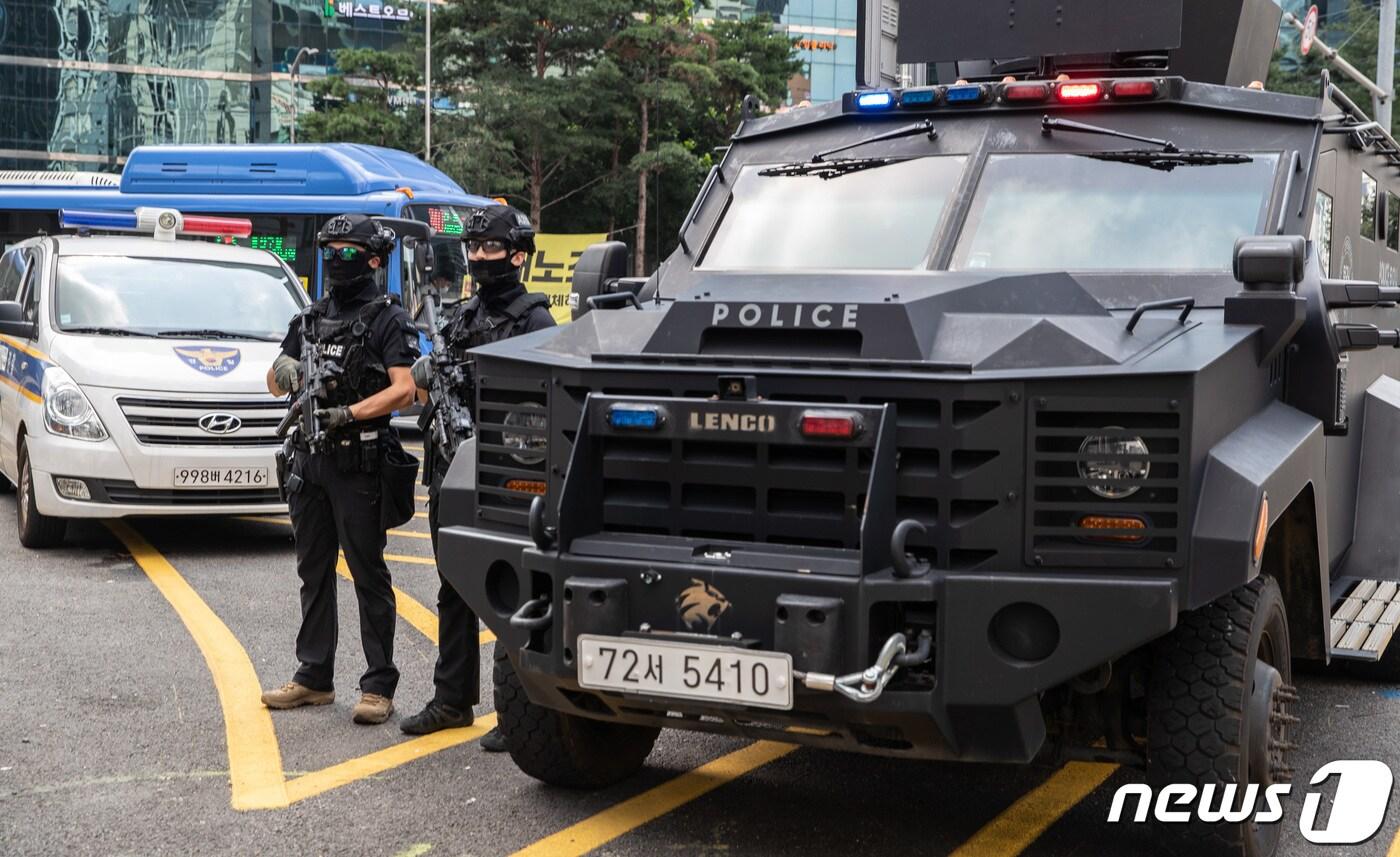 ‘묻지마 칼부림’ 사건 발생으로 시민들의 불안감이 커지고 있는 6일 오전 서울 강남역 인근에서 경찰특공대원들이 순찰을 하고 있다. 2023.8.6/뉴스1 ⓒ News1 이재명 기자