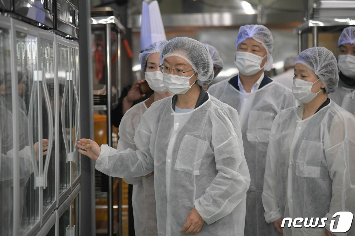 본문 이미지 - 오유경 식품의약품안전처장이 지난 7월 24일 전북 부안군 새만금 제25회 세계스카우트잼버리 행사장 내 집단급식소를 방문해 식음료 안전관리 상황을 사전 점검한 모습(식품의약품안전처 제공)