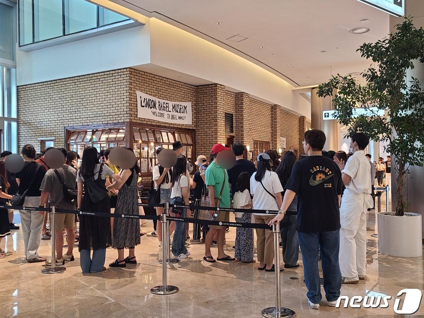 본문 이미지 - 6일 서울 잠실 롯데월드몰 내 런던 베이글 뮤지엄 앞 대기줄 ⓒ News1
