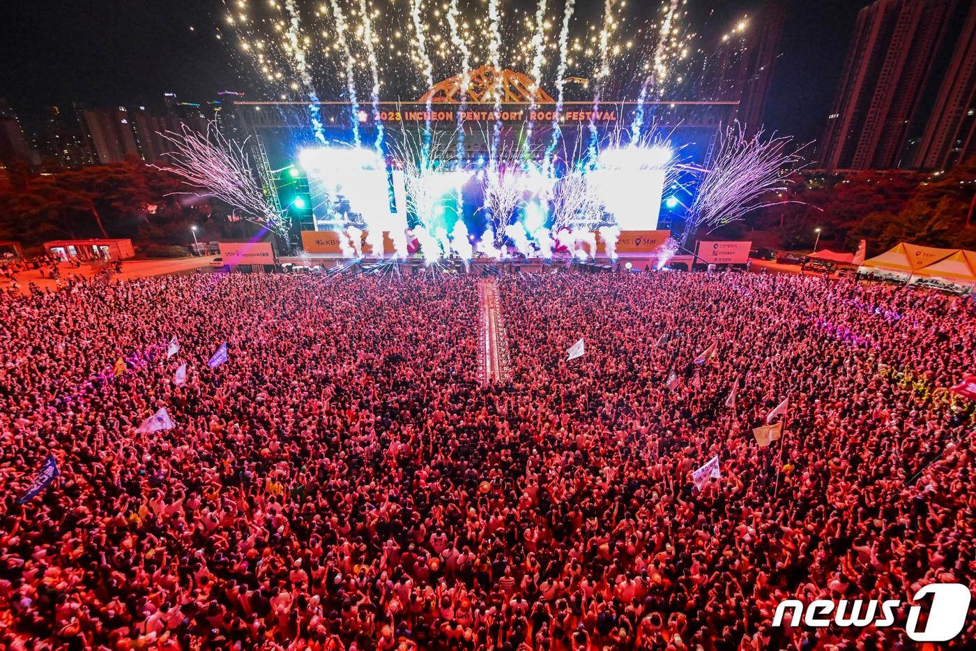 밴드 검정치마가 5일 오후 인천 연수구 송도달빛축제공원에서 열린 2023 인천 펜타포트 락 페스티벌에서 멋진 무대를 선보이고 있다. (인천시 제공, 자료사진) 2023.8.6/뉴스1