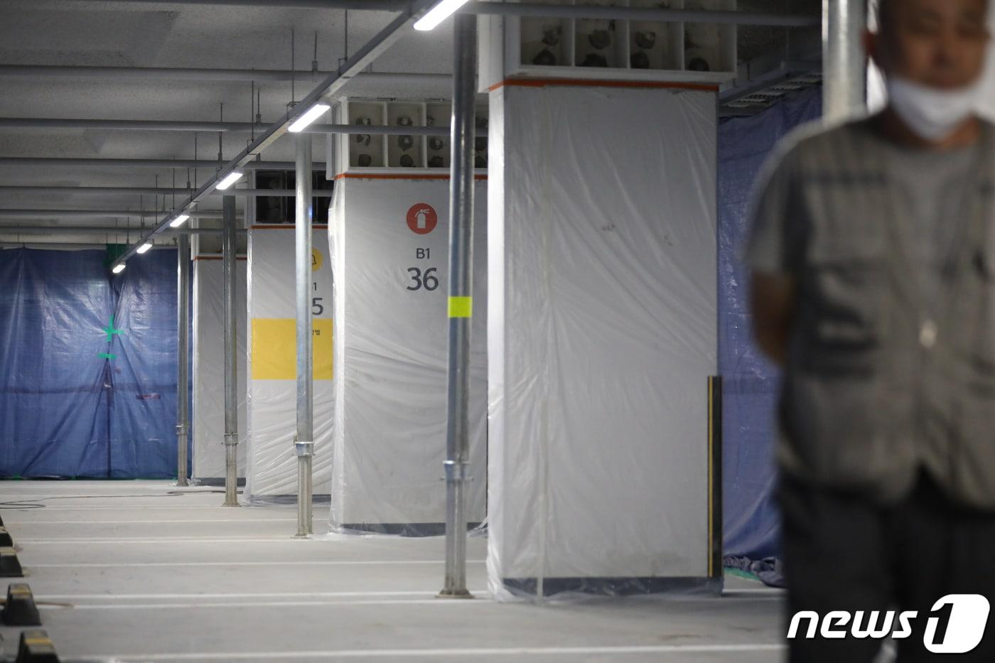 경기 파주시 운정신도시에 위치한 LH 아파트 무량판 철근 누락 보강공사 현장에서 관계자가 현장을 지키고 있다. &#40;자료사진&#41;/뉴스1 ⓒ News1 장수영 기자