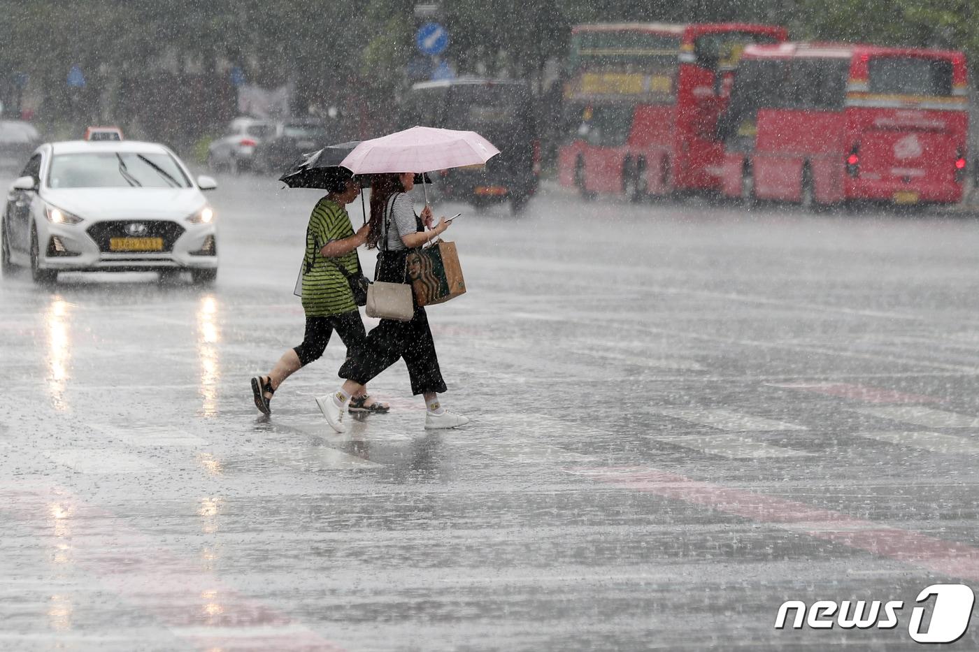 본문 이미지 - 비 피하는 시민들/뉴스1 ⓒ News1 민경석 기자