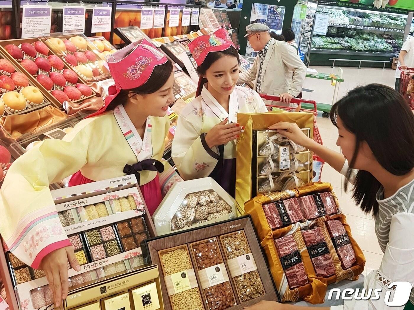 본문 이미지 - 롯데마트 서울역점에서 선물세트를 홍보하고 있는 모습(롯데마트 제공)