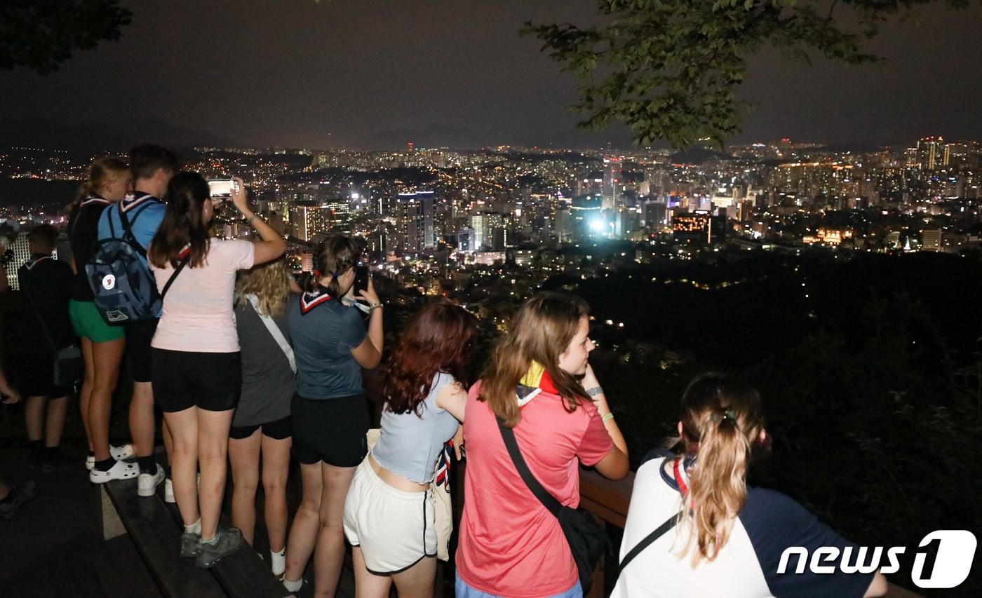 2023 새만금 세계스카우트잼버리에서 조기퇴영한 영국 스카우트 대원들이 6일 저녁 서울 용산구 남산을 찾아 야경을 관람하고 있다. &#40;공동취재&#41; 2023.8.6/뉴스1 ⓒ News1 이동해 기자