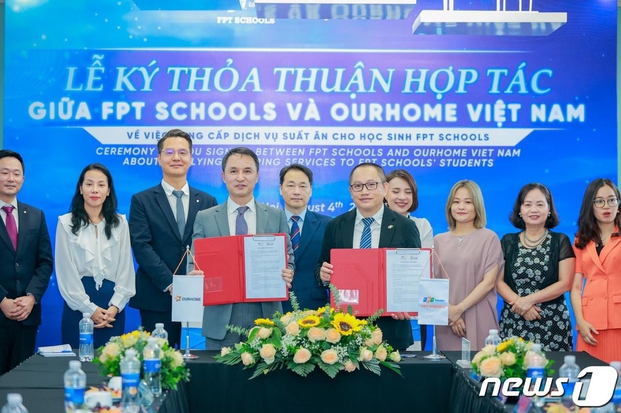 본문 이미지 - 지난 4일 베트남 하노이 FPT대학교에서 진행된 ‘학생식당 식음서비스 운영’ 업무협약식에서 김환선 아워홈 해외사업부장(왼쪽부터 네번째)과 응우옌 쑤언 퐁(왼쪽부터 여섯번째) FPT교육 대표가 기념사진을 촬영하고 있다.(아워홈 제공)