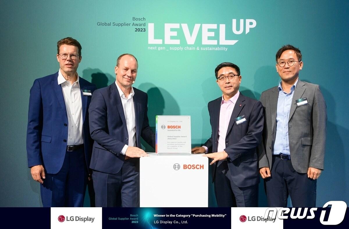 본문 이미지 -   LG디스플레이가 '보쉬 최우수 공급업체상'을 수상했다. 왼쪽부터 에릭 라인(Erik Rein) 보쉬 전장사업 부사장, 아르네 플레밍(Arne Flemming) 보쉬 공급망관리 부사장, 김병구 LG디스플레이 Auto 사업그룹장(전무), 송경호 LG디스플레이 유럽법인장. (LG디스플레이 제공)
