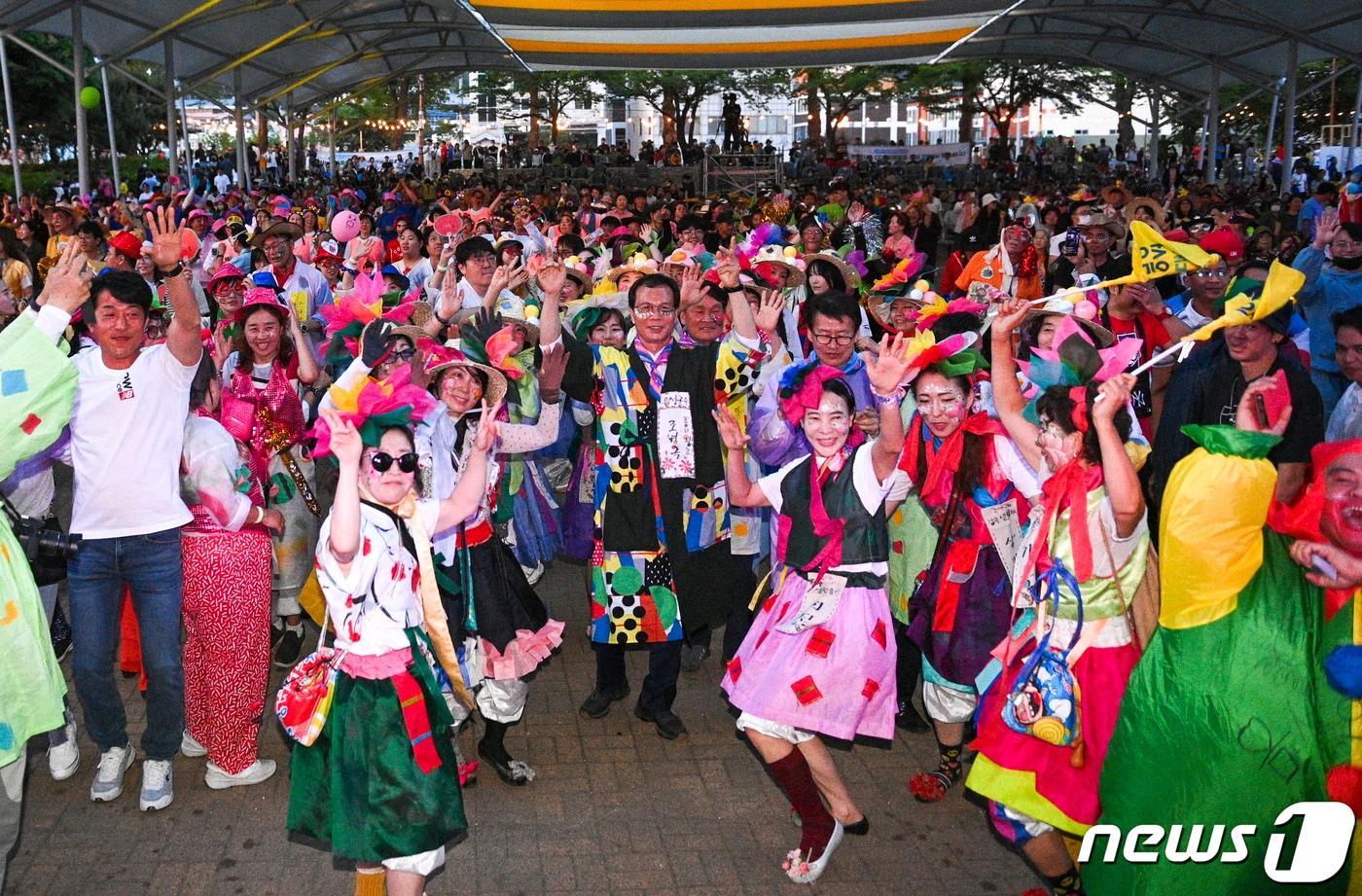 본문 이미지 -  7일 충북 음성군은 24회 음성품바축제 경제 효과가 131억원에 달하는 것으로 조사됐다고 밝혔다. 사진은 24회 음성품바축제.(음성군 제공)2023.8.7/뉴스1