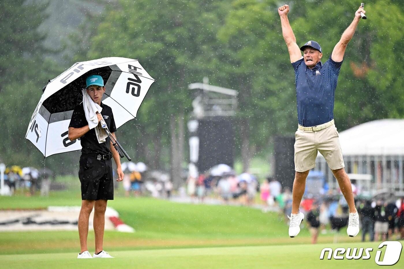 본문 이미지 - 58타를 달성한 브라이슨 디섐보.  ⓒ AFP=뉴스1