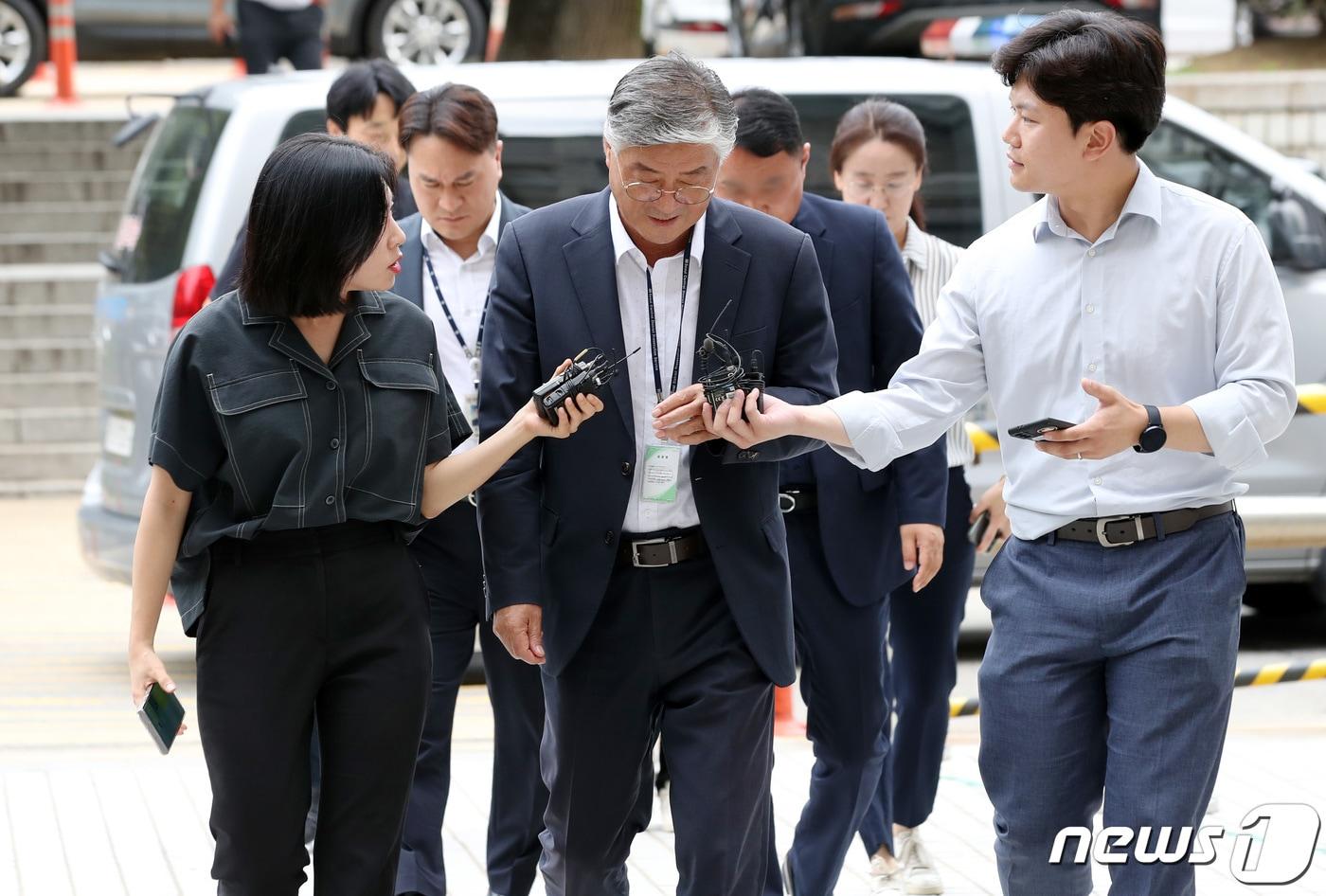 본문 이미지 - 프로축구 구단 입단을 대가로 수천만원의 금품을 수수한 의혹을 받는 이종걸 전 안산 그리너스FC 대표가 7일 오전 서울 서초구 서울중앙지방법원에서 열리는 구속 전 피의자 심문(영장실질심사)에 출석하고 있다. 이 전 대표는 2022년 11월부터 2023년 1월까지 선수 2명의 입단 대가로 선수중개인 최모씨로부터 현금 1000만원과 1700만원 상당의 고급시계 1점 등 총 2700만원을 수수한 혐의를 받는다.2023.8.7/뉴스1 ⓒ News1 구윤성 기자