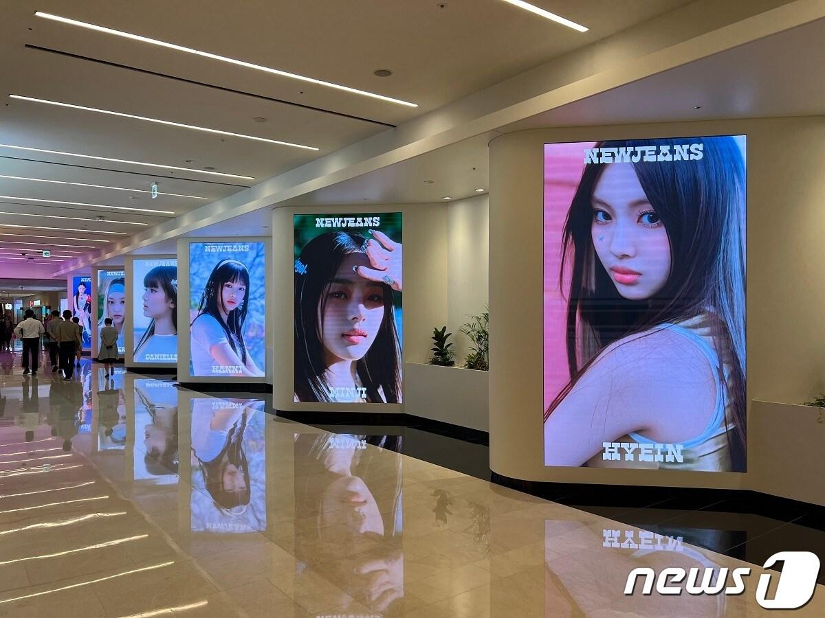 본문 이미지 - S-라이브에서 뉴진스 콘텐츠가 송출되고 있다(CGV 제공).