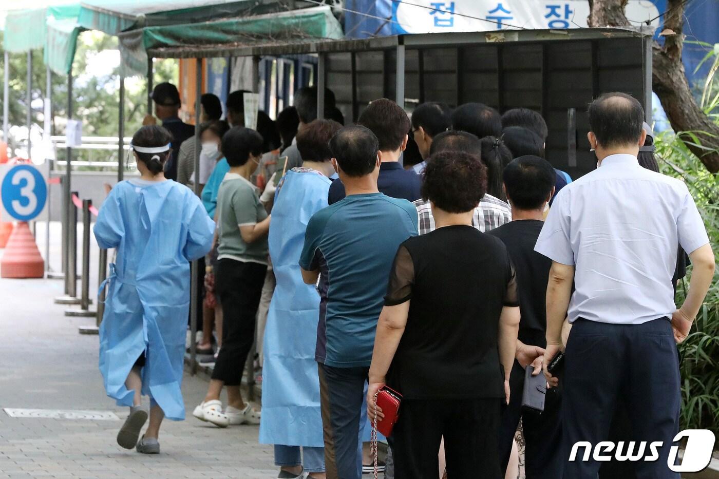 본문 이미지 - 7일 오전 대구 달서구보건소에 마련된 코로나19 선별진료소에 많은 시민들이 줄지어 PCR검사를 기다리고 있다. 2023.8.7/뉴스1 ⓒ News1 공정식 기자