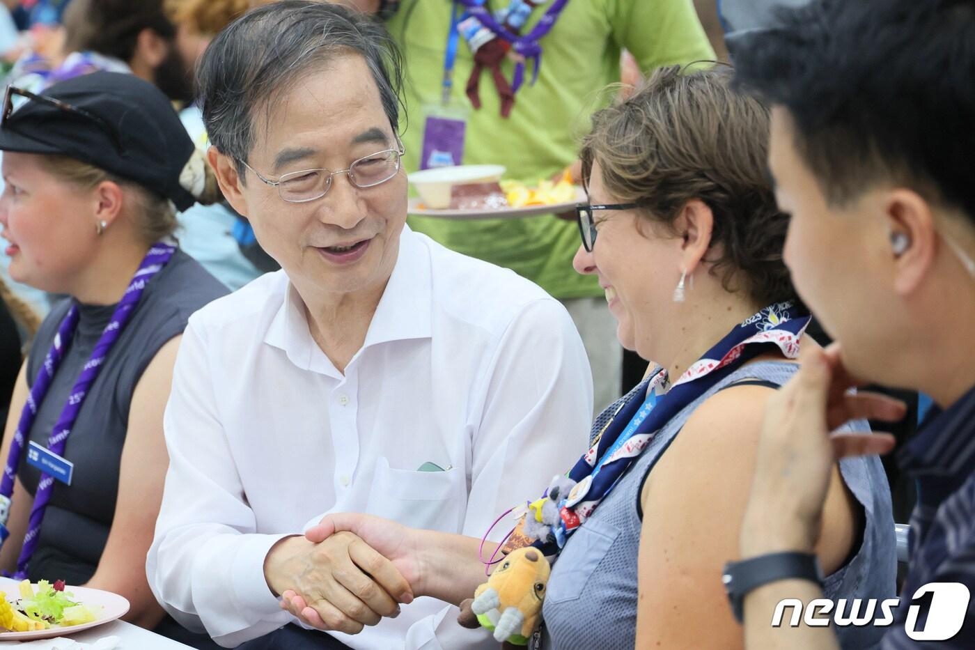 본문 이미지 - 한덕수 국무총리가 지난 6일 전북 부안 '2023 새만금 세계잼버리' 국제운영요원 식당에서 요원 등과 함께 식사하며 대화를 나누고 있다. (총리실 제공) 2023.8.7/뉴스1