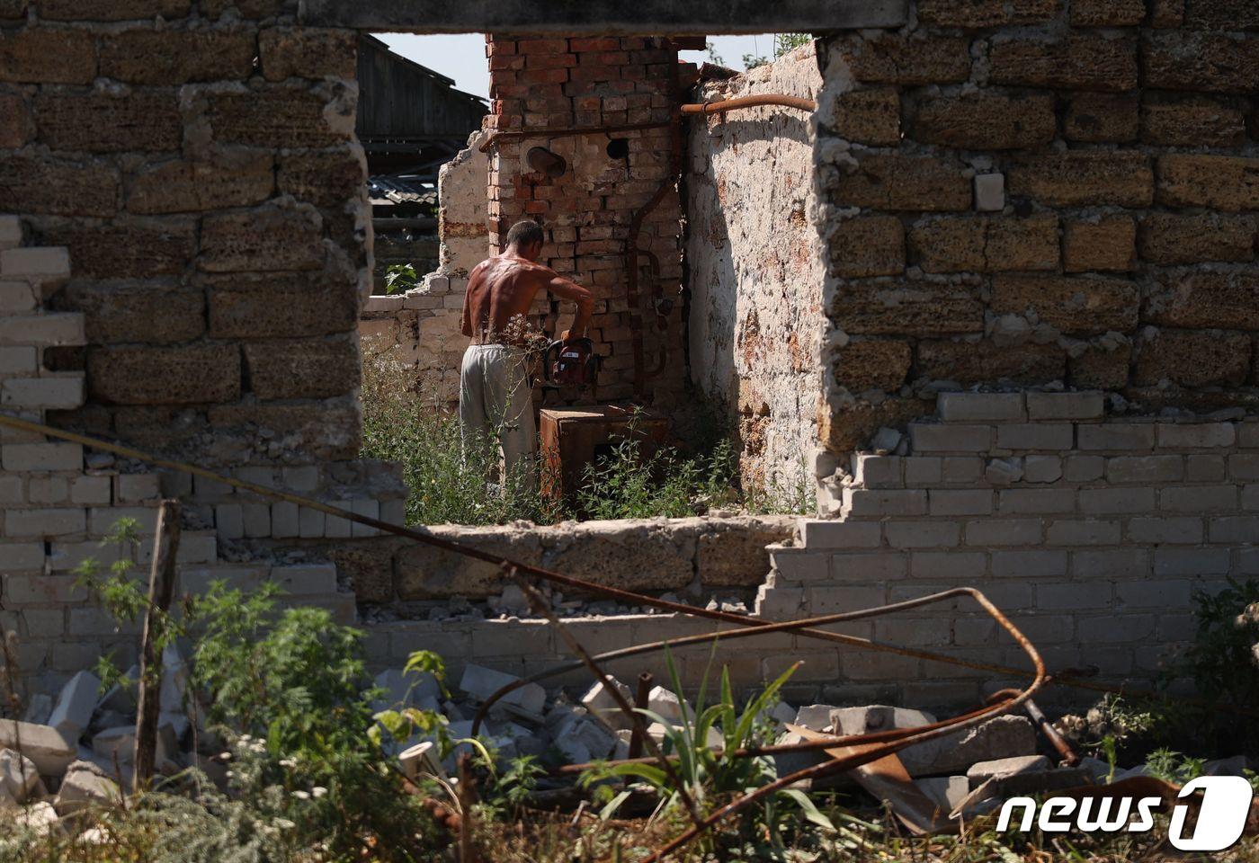 5일(현지시간) 러시아의 우크라이나 침공으로 우크라이나 북동부 하르키우 지역의 한 민가가 훼손돼 있다. 2023.08.06/ ⓒ AFP=뉴스1 ⓒ News1 김형준 기자