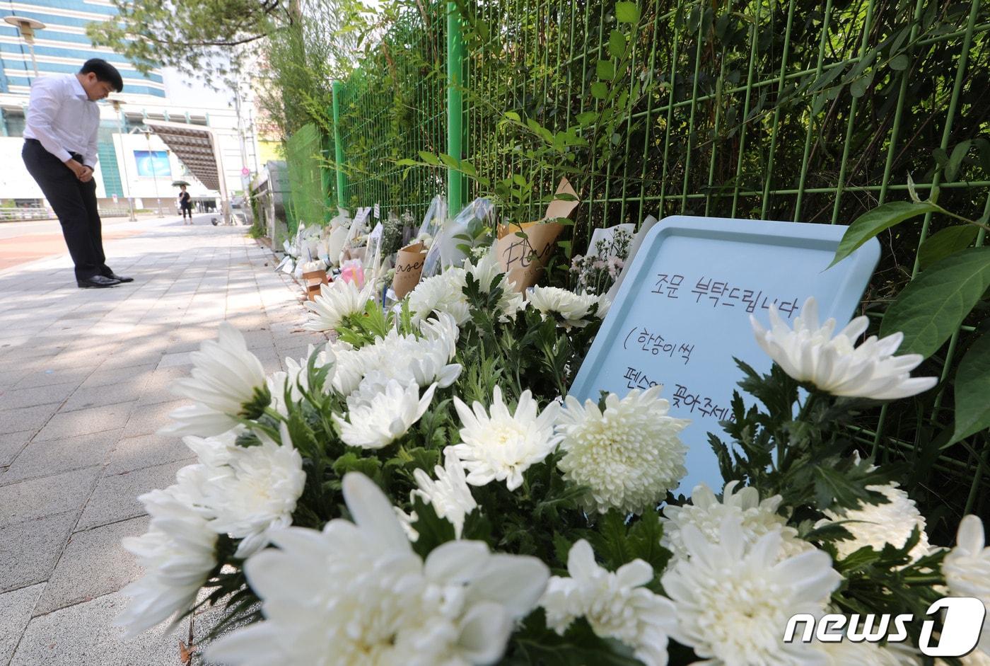 본문 이미지 - 7일 오전 묻지마 흉기난동 사건이 발생한 경기 성남시 분당구 서현역 인근 사고 현장에 숨진 A씨(60대·여)를 추모하는 발길이 이어지고 있다. ⓒ News1 김영운 기자
