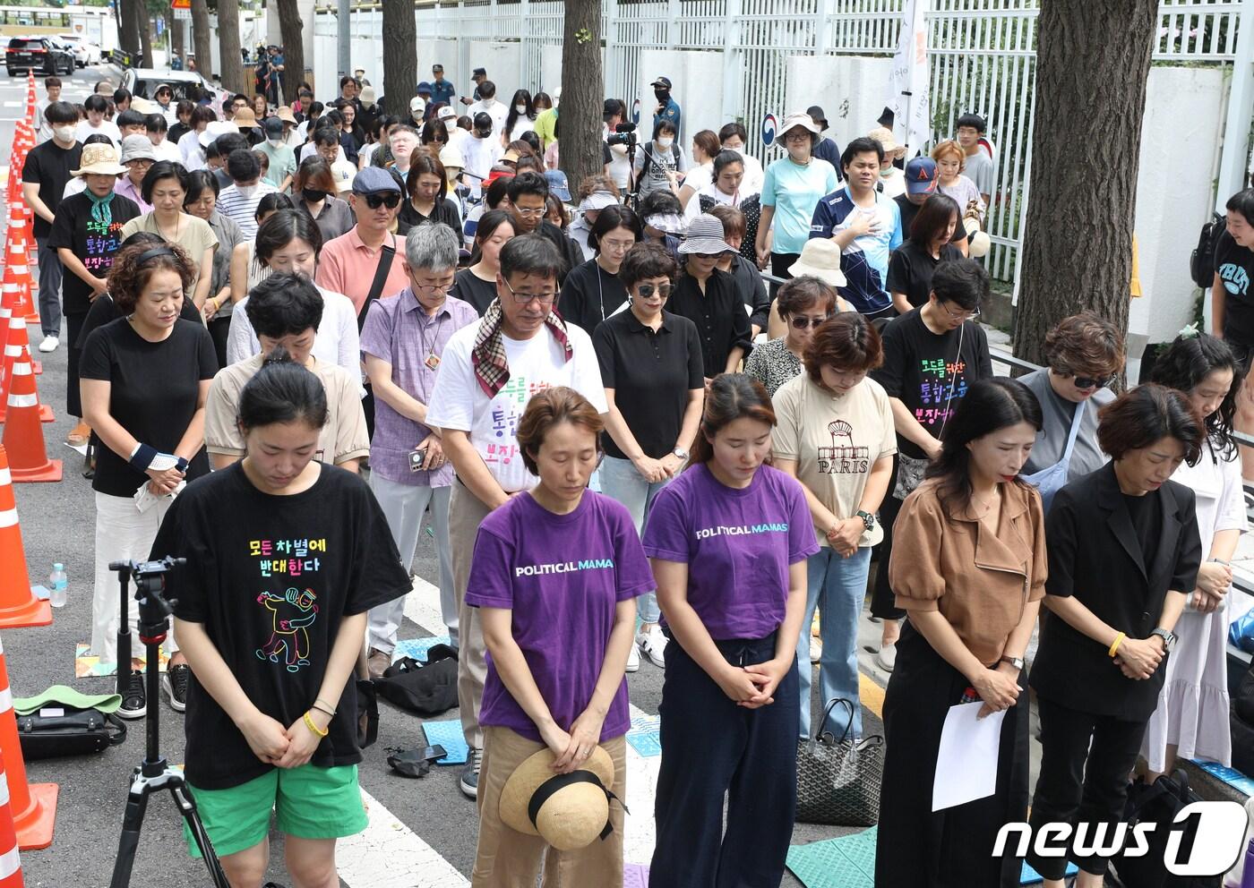 본문 이미지 - 전국장애인부모연대 회원들이 7일 오전 서울 종로구 정부서울청사 앞에서 가진 자폐 혐오 방치 교육부 규탄 기자회견에서 서이초등학교 교사를 추모하고 있다. 전국장애인부모연대는 웹툰 작가 주호민씨 사건과 관련해 교육부가 학교에서 발생한 문제를 교사-학부모 간의 갈등으로 책임을 전가하고 있다며 교육 현장에 지원 시스템을 갖춰 문제를 해결할 것을 촉구했다. 2023.8.7/뉴스1 ⓒ News1 신웅수 기자