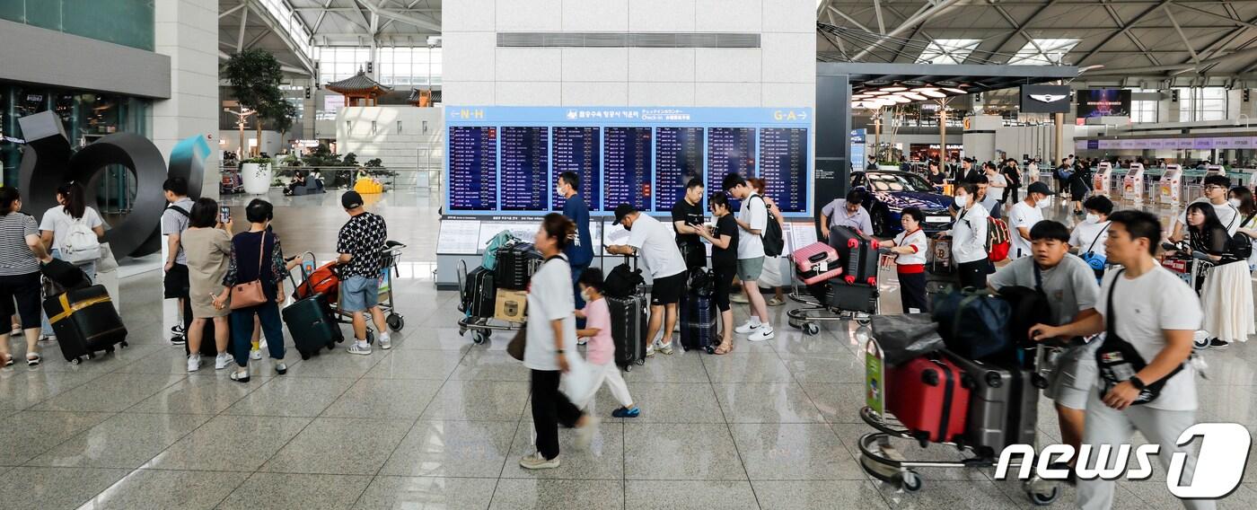 본문 이미지 - 7일 인천국제공항 제1여객터미널 출국장이 이용객들로 붐비고 있다. 2023.8.7/뉴스1 ⓒ News1 김도우 기자