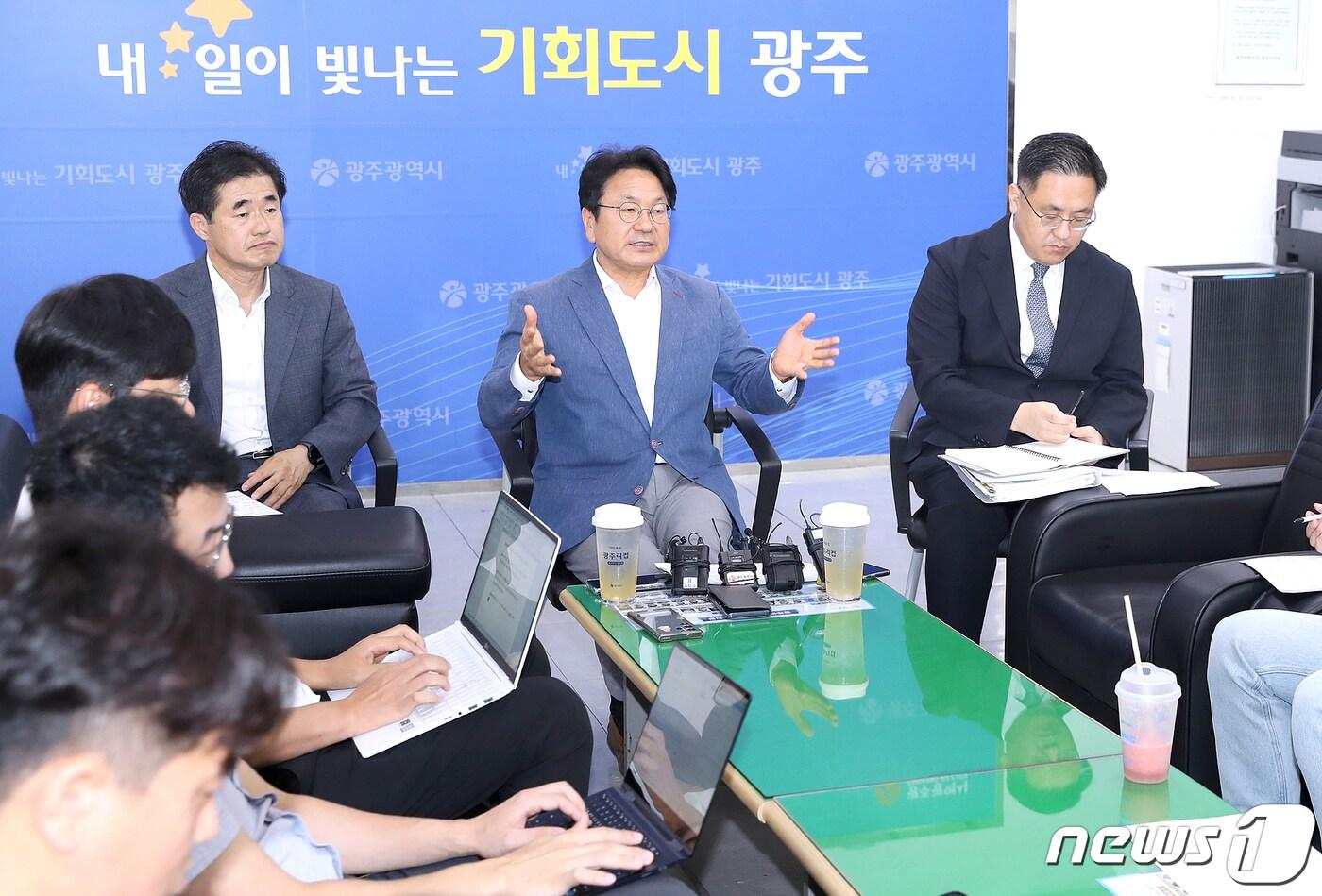 본문 이미지 - 강기정 광주시장이 시청 기자실에서 차담회를 갖고 현안에 대해 설명하고 있다.(광주시 제공)/뉴스1 