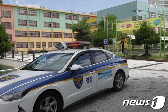 본문 이미지 - 7일 오후 한 온라인 게임 채팅방에 "내일 울산 북구의 A 초등학교에서 칼부림 예정＂이라는 게시물이 신고 접수 돼 해당 학교가 하루 휴고에 돌입했다. 2023.8.7/뉴스1 ⓒ News1 김지혜 기자