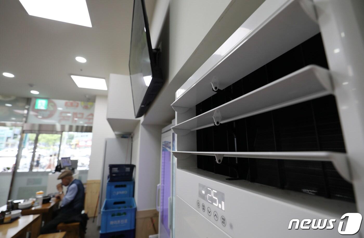 올여름 전력 수요가 최고조에 달할 것으로 전망된 7일 서울 시내 한 음식점에서 에어컨이 가동되고 있다. 2023.8.7/뉴스1 ⓒ News1 김민지 기자