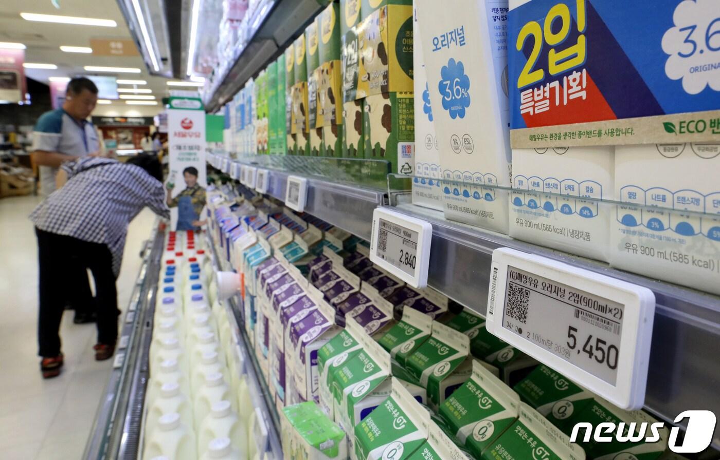 본문 이미지 - 서울의 한 마트에 같은 크기로 진열된 우유의 용량이 900mL로 표시돼 있다. 최근 급격히 오르는 물가에 식품업계가 제품 가격은 그대로 두고 물건의 양을 줄여 사실상 가격 인상효과를 거두는 '슈링크플레이션' 전략을 취하는 경우가 늘어나고 있다. 2023.8.7/뉴스1 ⓒ News1 장수영 기자