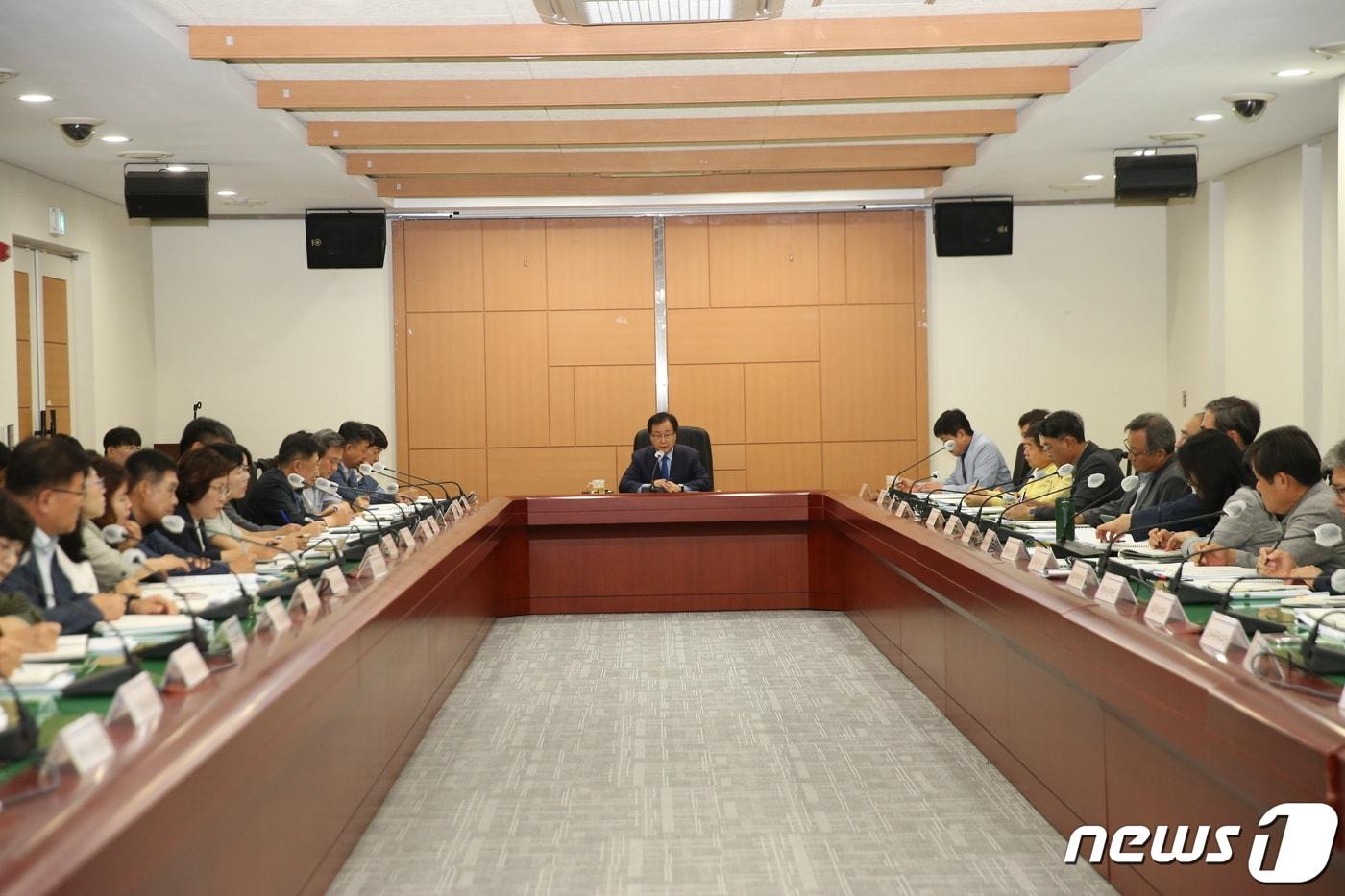본문 이미지 - 유희태 전북 완주군수가 간부회의에서 폭염과 관련해 안전관리에 집중해 줄 것을 당부했다.(완주군 제공)2023.8.7/뉴스1
