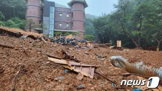 본문 이미지 - 논산 양지추모원 산사태 현장. (논산소방서 제공). / 뉴스1 