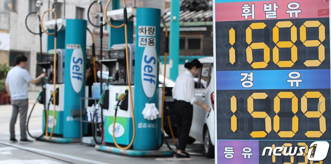 국내 주유소 경유 가격이 석달 만에 리터(L)당 1500원을 넘어섰다. 7일 유가정보사이트 오피넷에 따르면 이날 오전 10시 현재 전국 경유 평균 판매 가격은 전날보다 4.57원 오른 1507.12원, 휘발유는 1684.36원으로 1700원대 진입을 눈앞에 두고 있다. 사진은 이날 오후 서울 시내의 한 주유소 유가 정보판 모습. 2023.8.7/뉴스1 ⓒ News1 김민지 기자