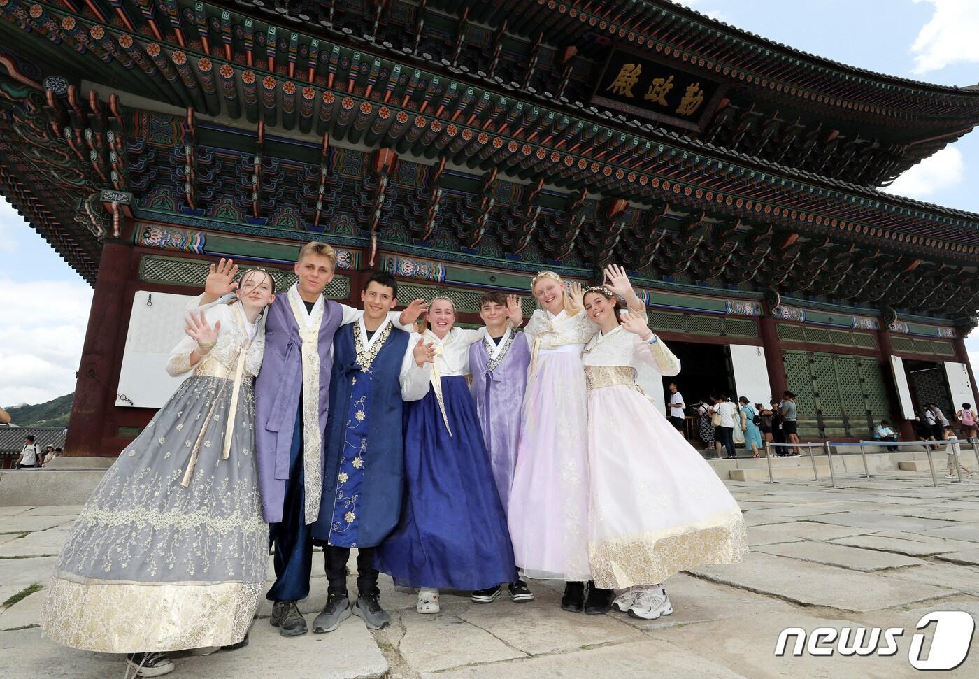 본문 이미지 - 2023 새만금 세계 스카우트 잼버리에서 조기 퇴영한 영국 스카우트 대원들이 7일 서울 경복궁에서 즐거운 시간을 보내고 있다. 2023.8.7/뉴스1 ⓒ News1 박지혜 기자