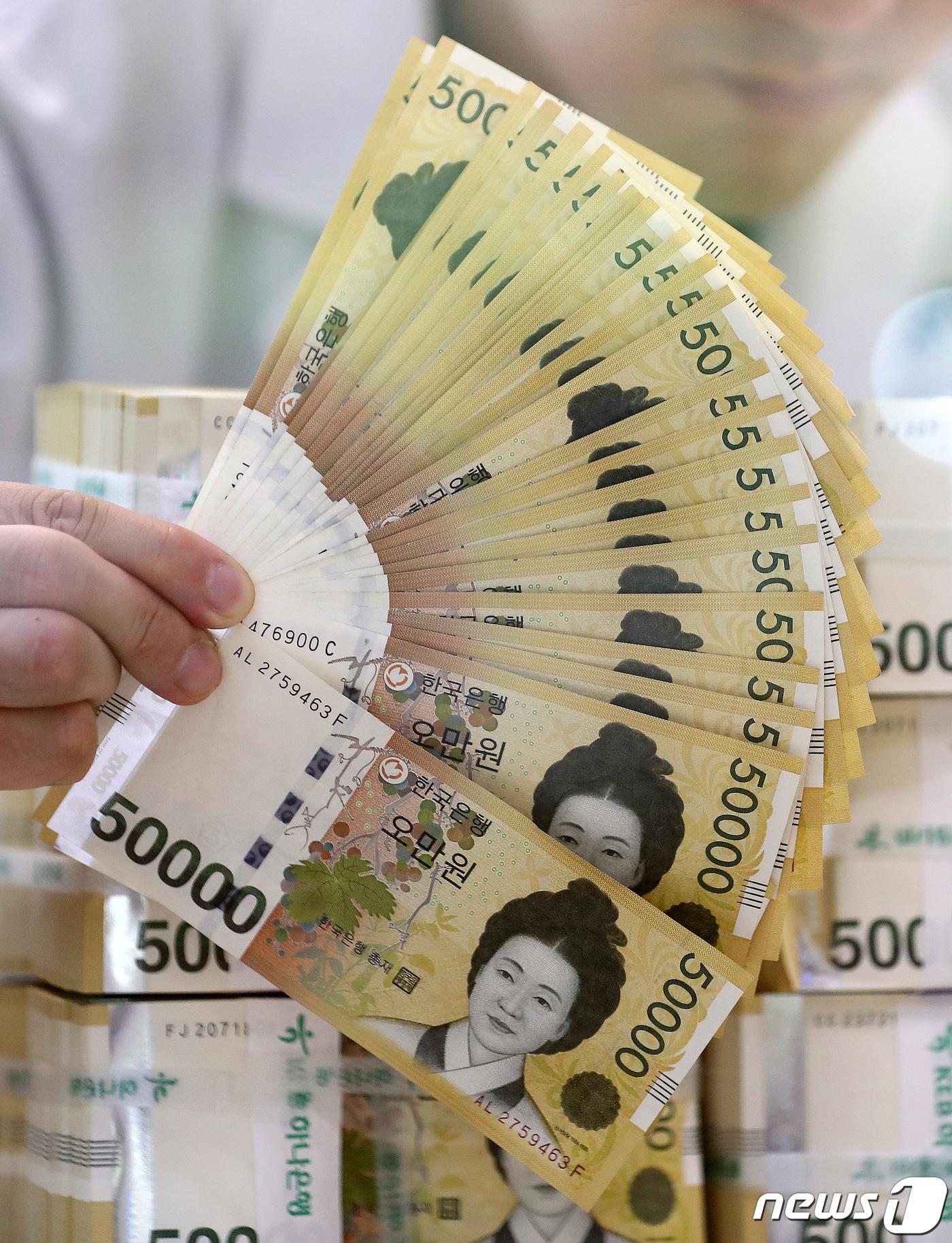 본문 이미지 - 5만원권 자료사진. 2023.8.7/뉴스1 ⓒ News1 김진환 기자