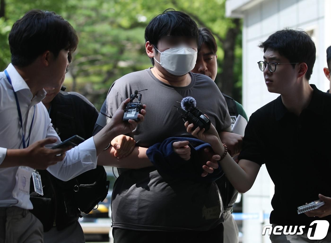 본문 이미지 - 혜화역 흉기난동 살인예고 피의자 왕모씨(31)가 7일 오후 서울 서초구 서울중앙지방법원에서 열리는 구속 전 피의자 심문(영장실질심사)에 출석하고 있다. 2023.8.7/뉴스1 ⓒ News1 구윤성 기자