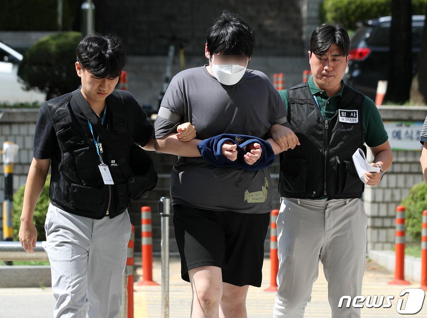 본문 이미지 - 혜화역 흉기난동 살인예고 피의자 왕모씨(31)가 7일 오후 서울 서초구 서울중앙지방법원에서 열리는 구속 전 피의자 심문(영장실질심사)에 출석하고 있다. 2023.8.7/뉴스1 ⓒ News1 구윤성 기자