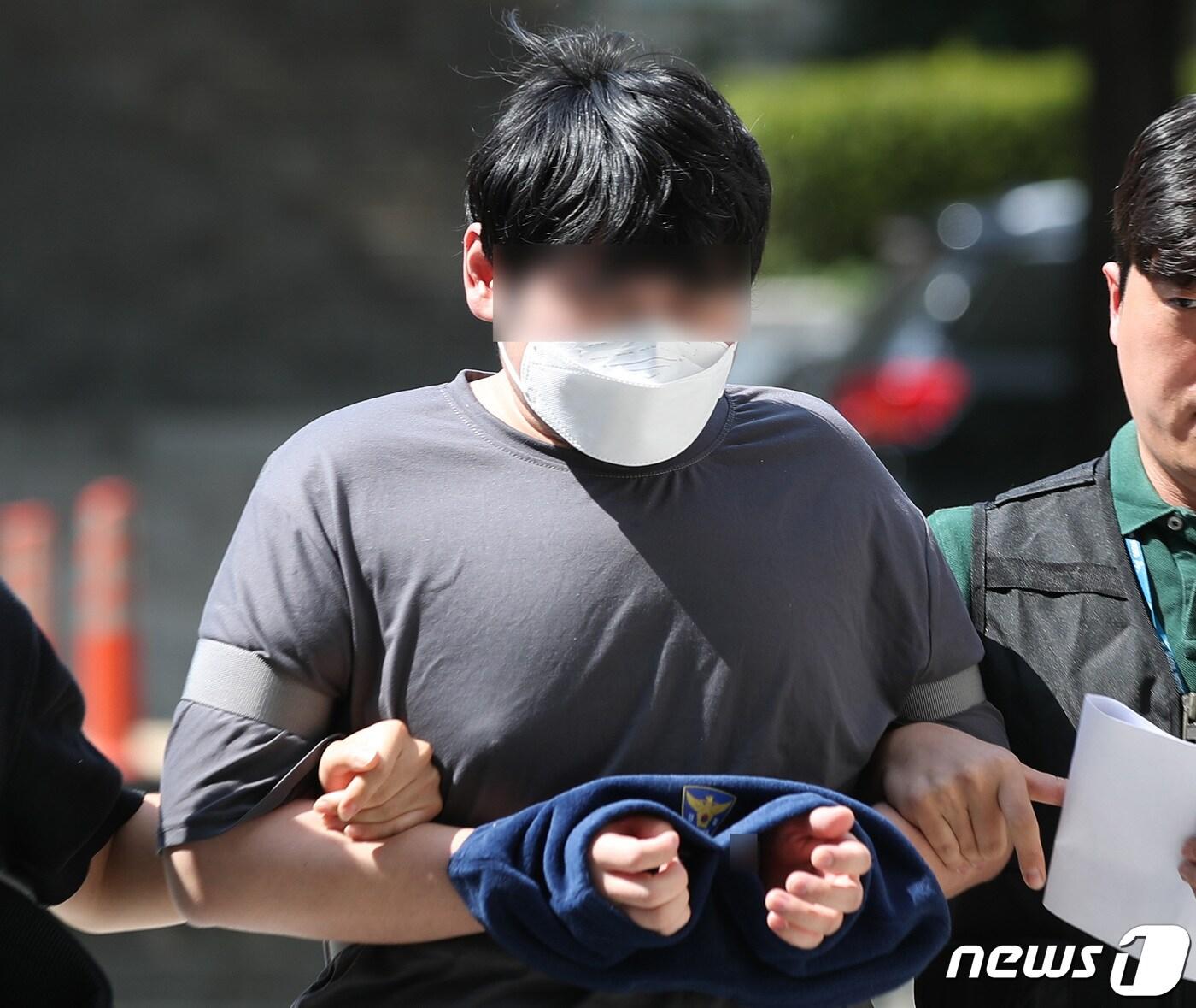 본문 이미지 - 혜화역 흉기난동 살인예고 피의자 왕모씨(31)가 7일 오후 서울 서초구 서울중앙지방법원에서 열리는 구속 전 피의자 심문(영장실질심사)에 출석하고 있다. 2023.8.7/뉴스1 ⓒ News1 구윤성 기자