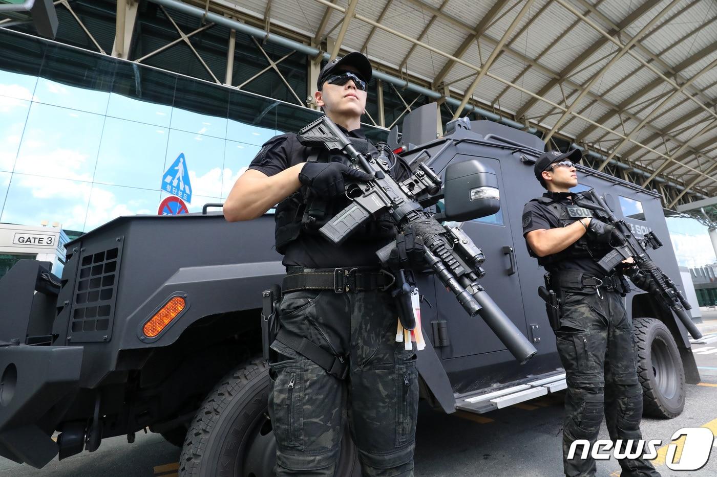 대구공항에 대한 &#39;폭탄테러&#39;와 공항 이용객 불특정 다수를 상대로 &#39;흉기난동&#39;을 예고하는 글이 온라인 커뮤니티에 등장한 가운데 7일 오후 경찰특공대가 공항 주변 경계를 강화하고 있다. &#40;사진은 기사 내용과 무관함&#41; 2023.8.7/뉴스1 ⓒ News1 공정식 기자