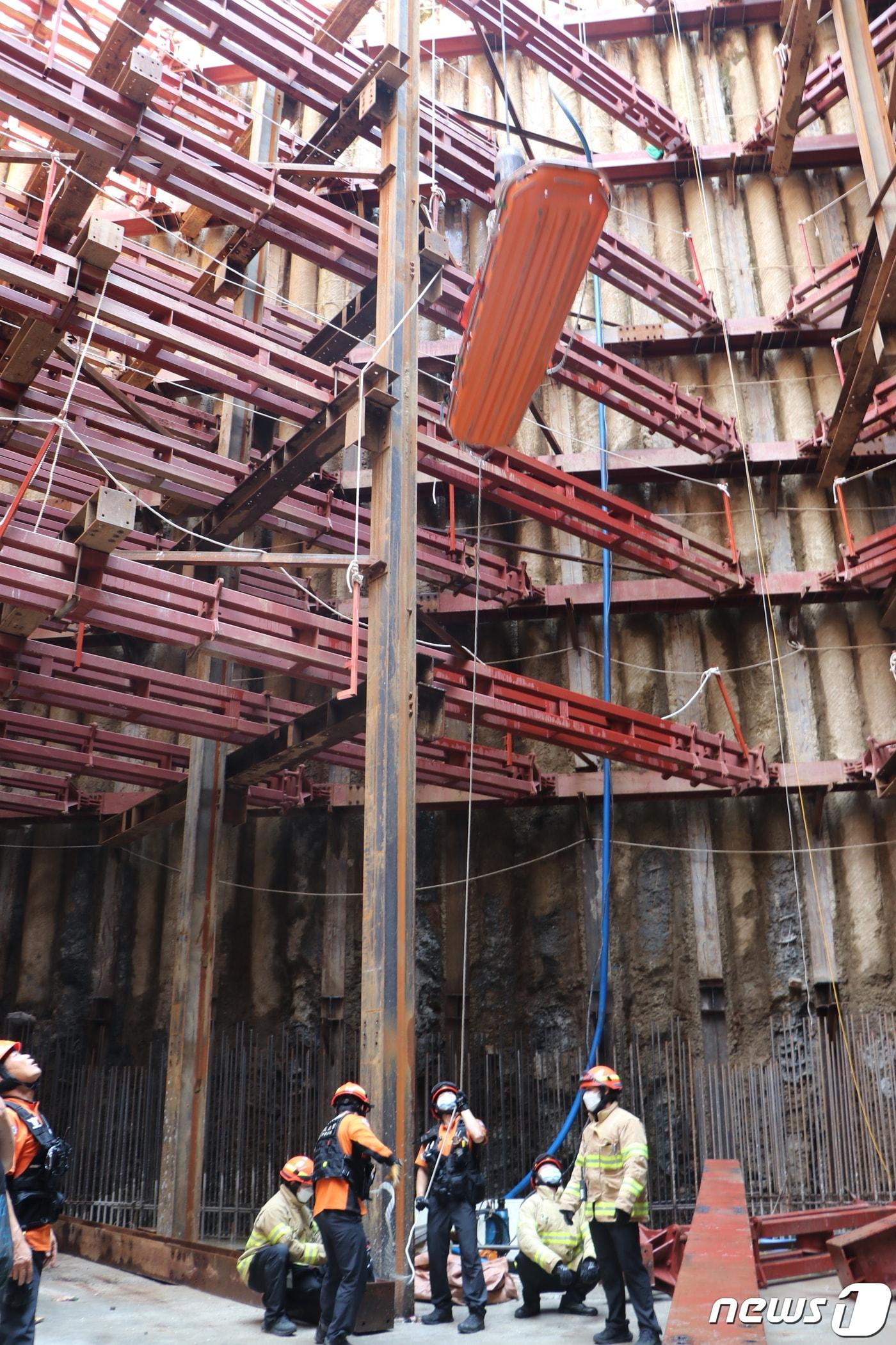 본문 이미지 - 경기 안양시 오피스텔 신축현장에서 철제 H빔이 낙하해 작업자 1명이 다쳤다.(경기도소방재난본부 제공)