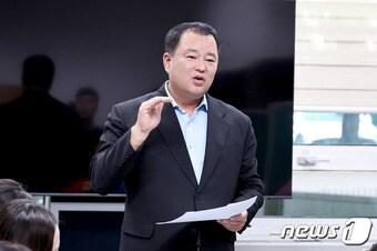 본문 이미지 - 송대윤 대전시의원이 7일 의회 기자실에서 기자회견을 열고 대전하수처리장 시설 현대화 민간투자사업의 차집관로 콘크리트 PC박스 설계·시공에 대한 문제점을 지적하고 있다. /뉴스1ⓒ News1 김경훈 기자