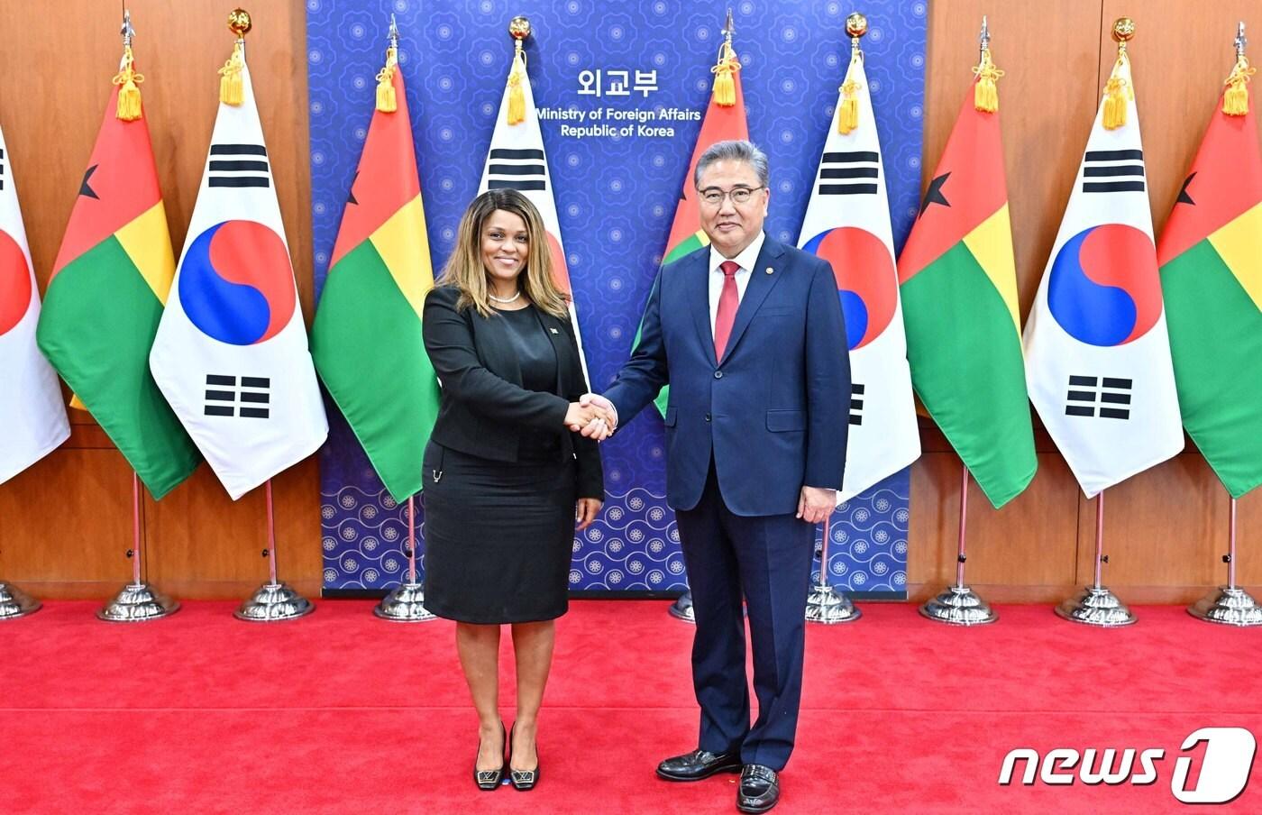 본문 이미지 - 박진 외교부 장관(오른쪽)과 수지 카를라 바르보사 기니비사우 외교장관. (외교부 제공) 2023.8.7./뉴스1