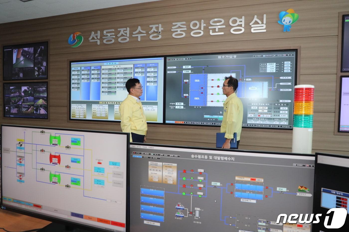 본문 이미지 - 홍남표 창원시장이 7일 창원시 진해구 석동정수장을 찾아 깔따구 유충 차단 시설 등 정수 처리 공정 현황을 점검하고 있다.(창원시 제공)