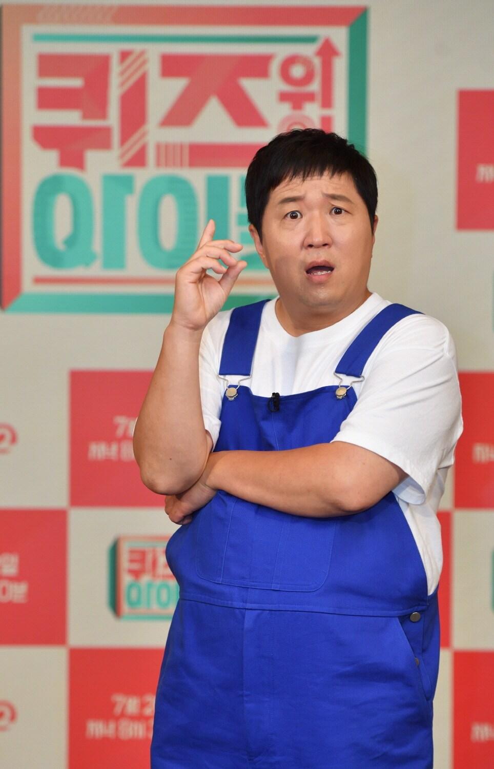 본문 이미지 -  방송인 정형돈, 사진=KBS 2TV '퀴즈위의아이돌'