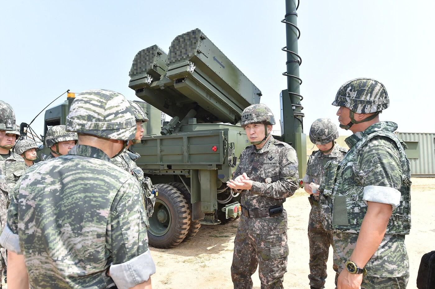 김승겸 합참의장이 7일 해병대 연평부대 작전현장에서 서북도서 일대에서 적 도발 시 대비계획과 대응전력 운용에 대한 현장 행동화 이행상태를 점검하고 있다.(합참 제공)