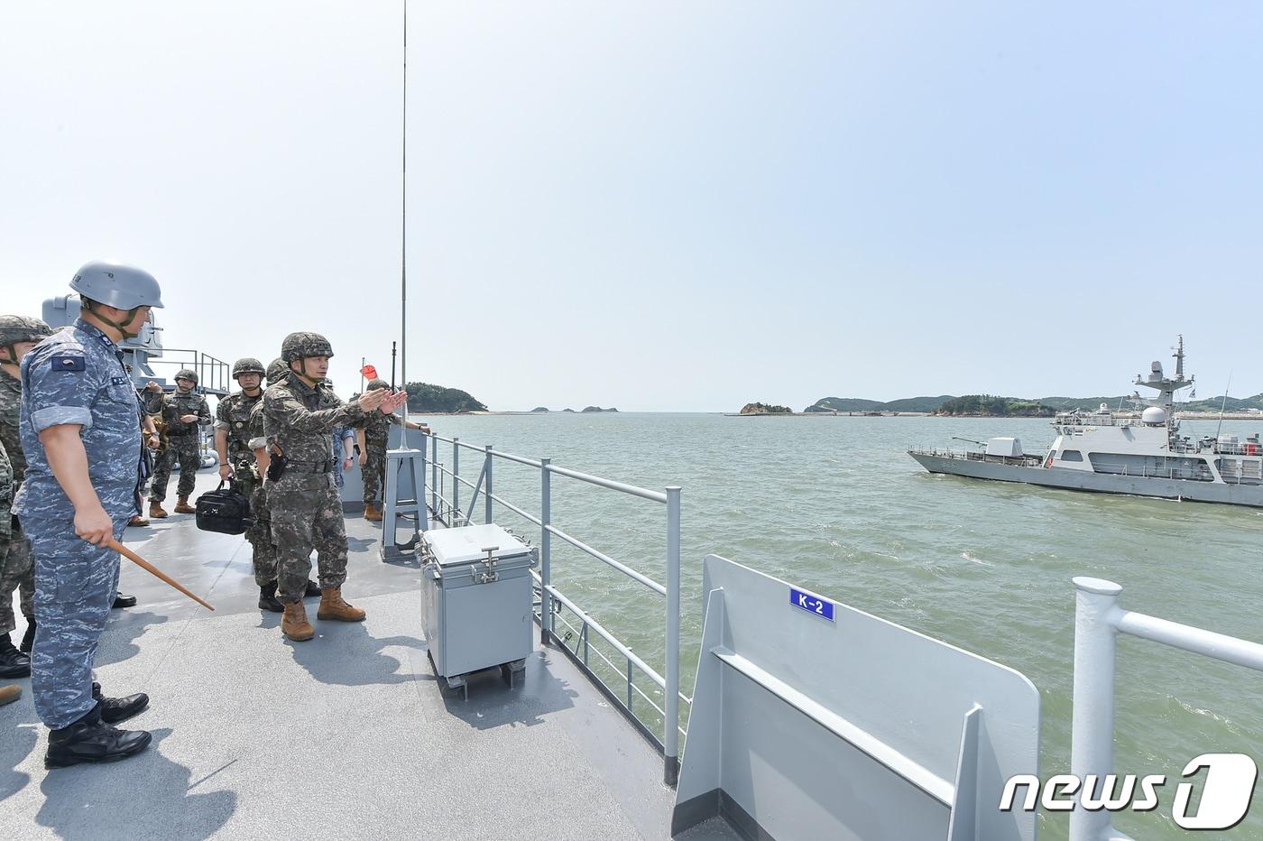 본문 이미지 - 김승겸 합동참모의장이 지난 8월7일 해군의 해상 전진기지를 찾아 현장 지도를 하고 있다. (사진은 기사 내용과 무관함) / 뉴스1 ⓒ News1(합동참모본부 제공) 2023.8.7/뉴스1