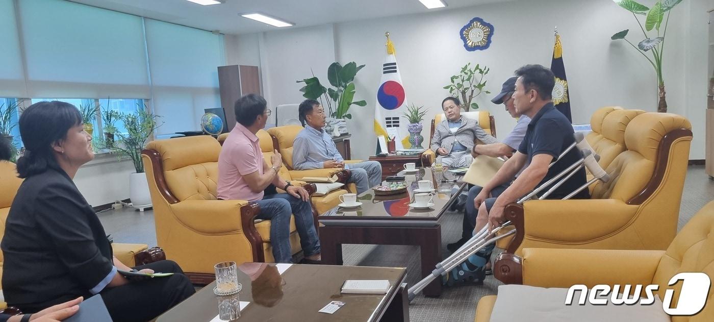 본문 이미지 -  대전 중구 어남동 주민들이 7일 중구의회를 방문해 윤양수 의장과 면담하고 있다./뉴스1 