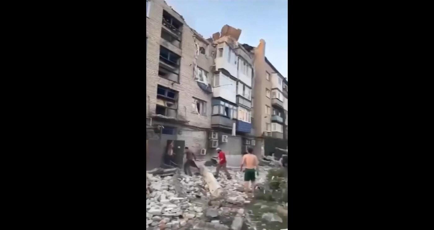 본문 이미지 - 7일(현지시간) 러시아의 미사일 공격을 받은 우크라이나 포크로우스크 주택 건물. 벽돌과 창이 깨진 잔해가 바닥에 널브러져 있다. 주민들은 잠옷 차림으로 다급히 밖으로 피신해야 했다. (출처 : 볼로디미르 젤렌스키 우크라이나 대통령 X 계정) 2023.08.07/