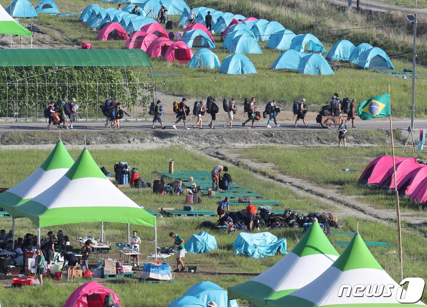 본문 이미지 - 새만금 세계스카우트잼버리에 참가한 각국 대원들이 8일 오전 전북 부안군 잼버리 대회장에서 조기 철수하고 있다. 기록적인 폭염에 이어 태풍 '카눈'이 한반도에 상륙할 것으로 전망되자 세계스카우트연맹은 이날 버스 1000여대를 동원해 156개국 3만6000여명을 수도권으로 철수시킨다. 2023.8.8/뉴스1 ⓒ News1 신웅수 기자