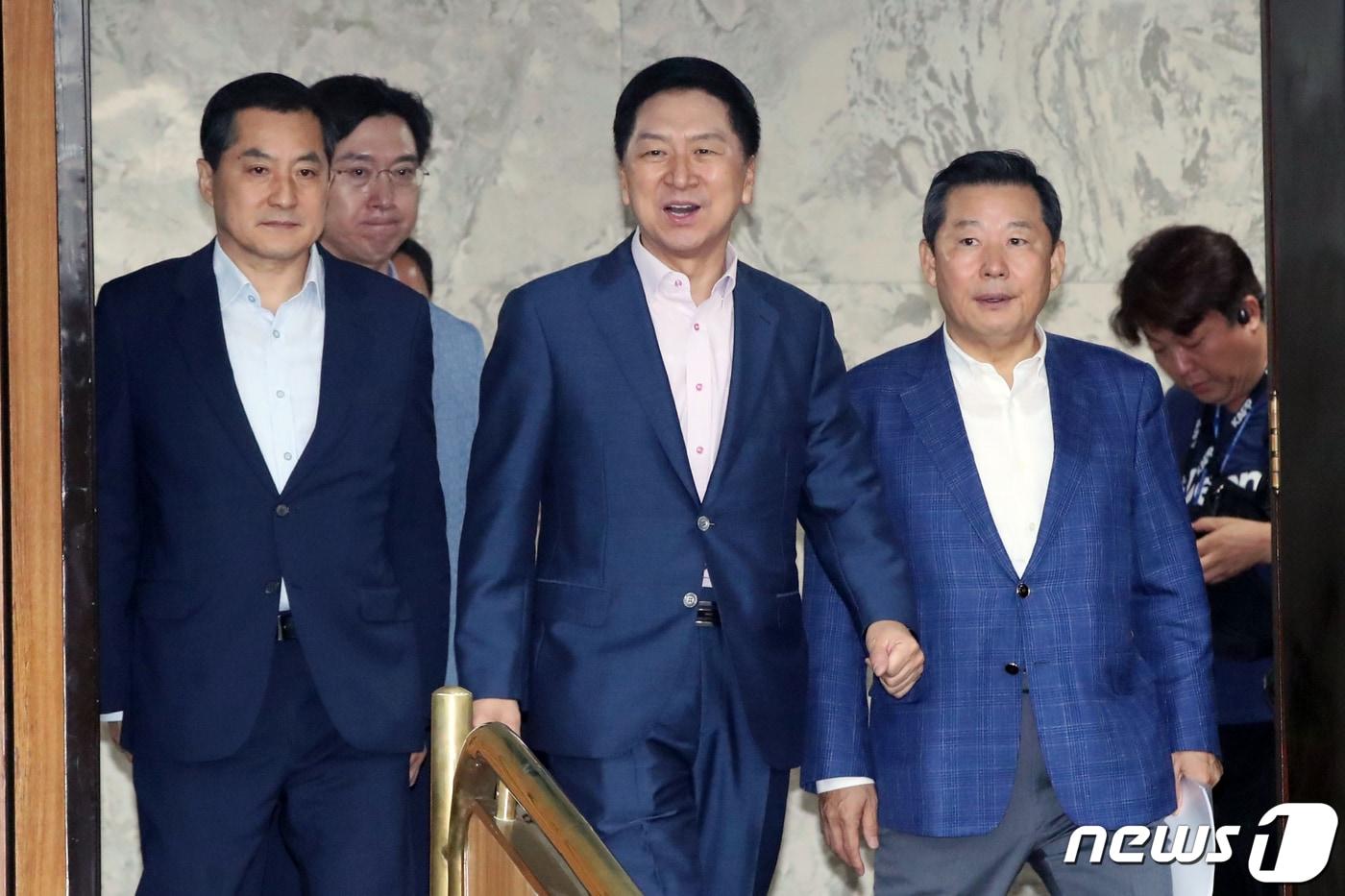 본문 이미지 - 김기현 국민의힘 대표와 박대출 정책위의장, 이철규 사무총장이 8일 오전 서울 여의도 국회에서 열린 확대당직자회의에 참석하고 있다. 2023.8.8/뉴스1 ⓒ News1 황기선 기자