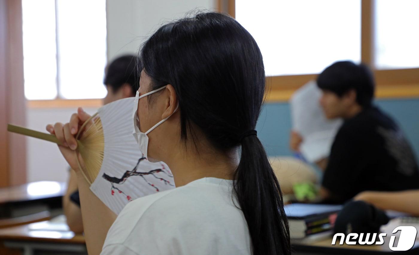 고등학교 3학년 학생들이 교실에서 수업을 듣고있다. (사진은 기사 내용과 무관함) /뉴스1 ⓒ News1 이수민 기자