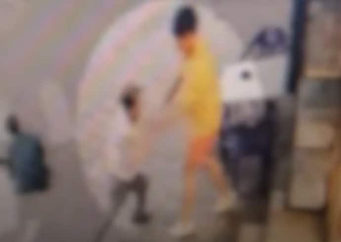 본문 이미지 - 지난 5월 말 대전 동구의 한 편의점 앞에서 흉기를 든 70대 남성이 휴대전화를 보고 있던 점주에게 갑자기 달려들었다. (JTBC 갈무리)